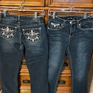 Women jeans. Waist 15” inseam 29”. Love the details on back pockets